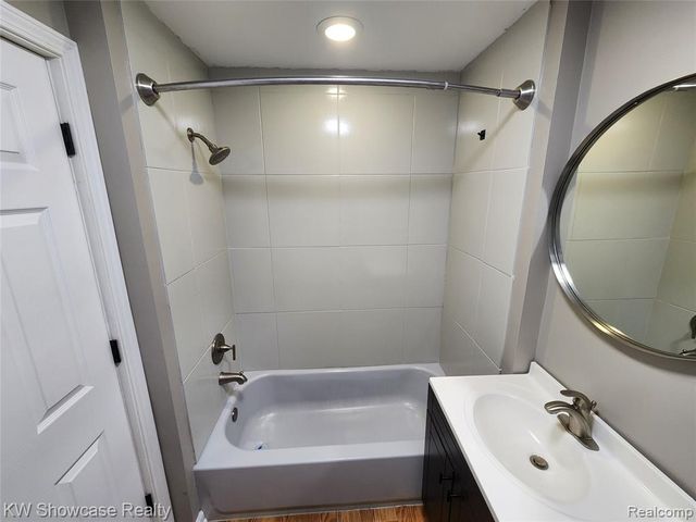 608 S Adelaide Street, Fenton, MI 48430