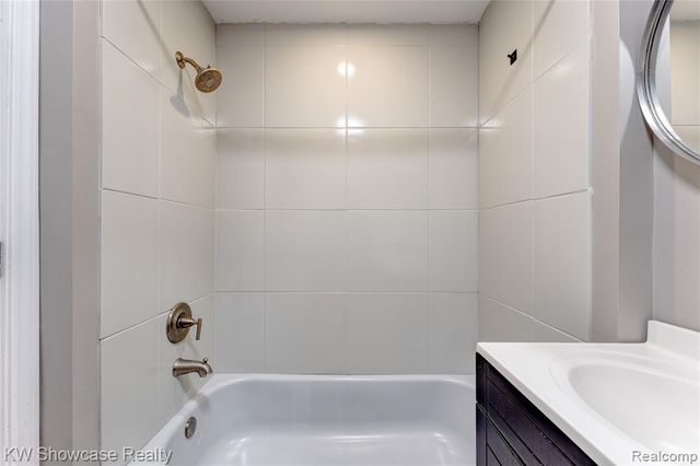 608 S Adelaide Street, Fenton, MI 48430