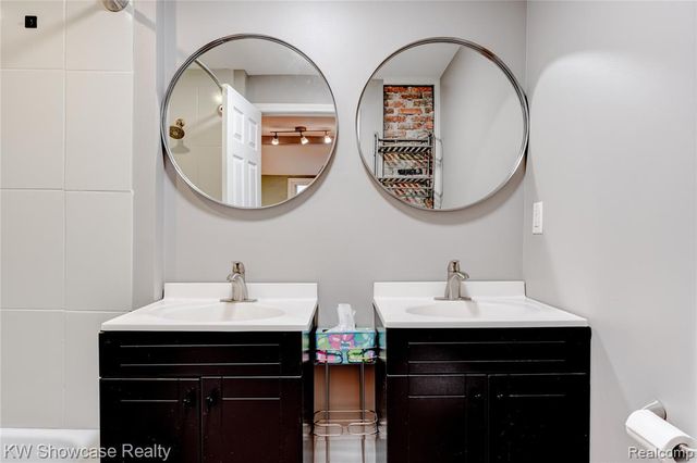 608 S Adelaide Street, Fenton, MI 48430