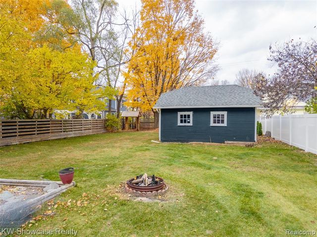 608 S Adelaide Street, Fenton, MI 48430