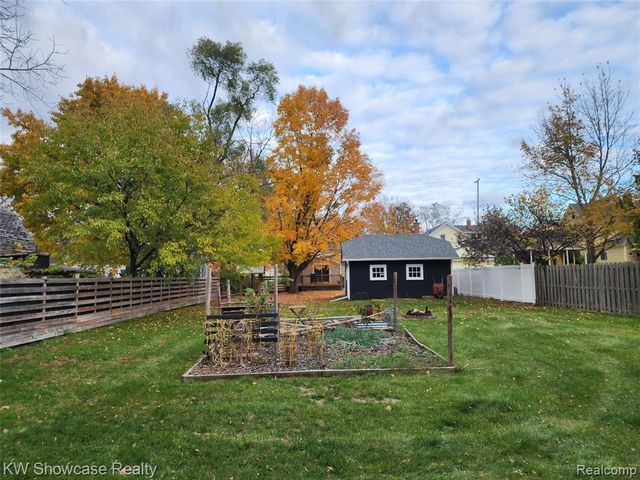 608 S Adelaide Street, Fenton, MI 48430