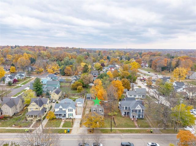 608 S Adelaide Street, Fenton, MI 48430