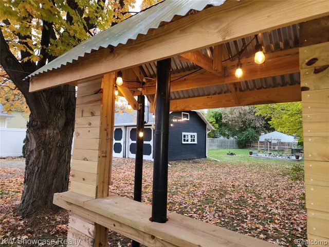 608 S Adelaide Street, Fenton, MI 48430