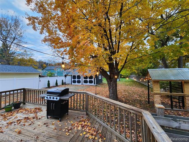 608 S Adelaide Street, Fenton, MI 48430