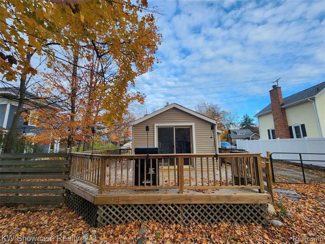 608 S Adelaide Street, Fenton, MI 48430