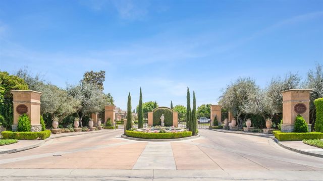 2151 W Via Le Fontane, Fresno, CA 93711
