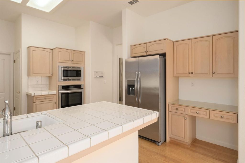 Image 10 of property listing at 2151 W Via Le Fontane, Fresno, CA 93711