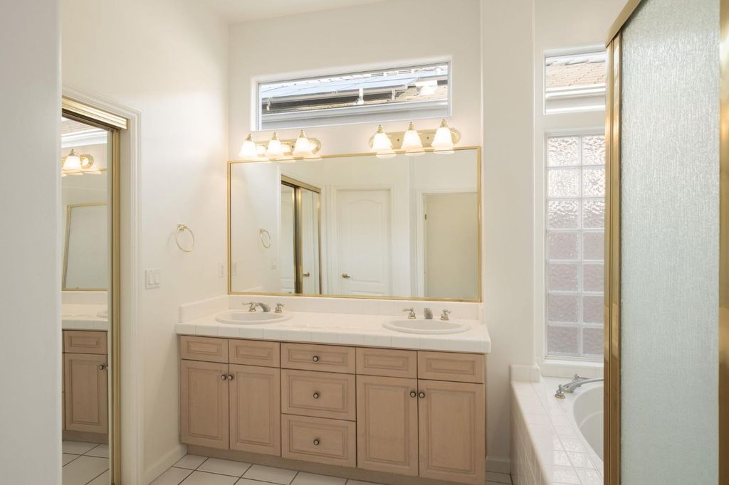 Image 17 of property listing at 2151 W Via Le Fontane, Fresno, CA 93711