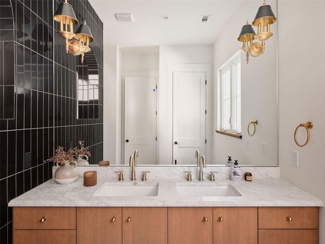 610 Allen ST 1, Austin, TX 78702