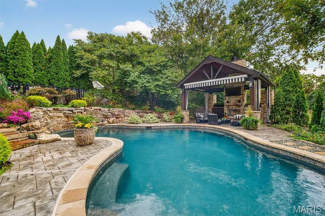 9225 Caddyshack Circle, Sunset Hills, MO 63127