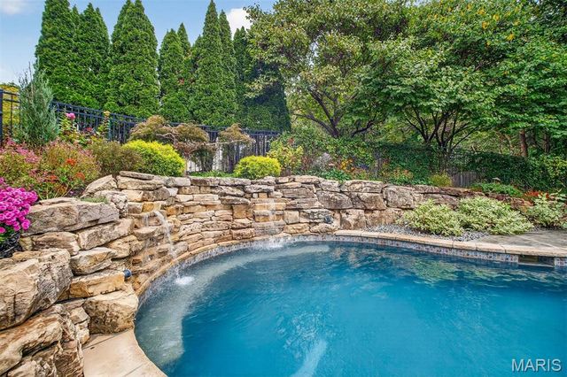 9225 Caddyshack Circle, Sunset Hills, MO 63127