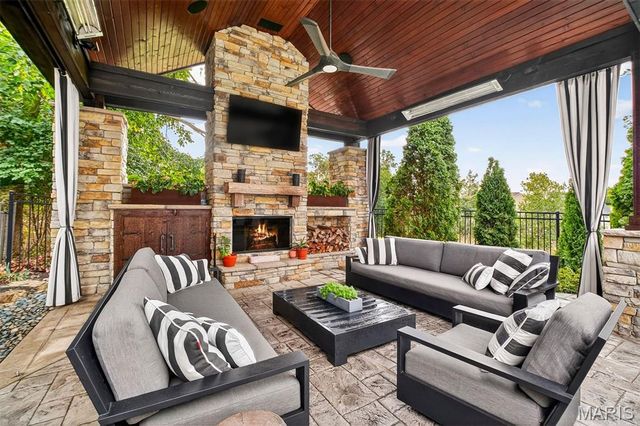 9225 Caddyshack Circle, Sunset Hills, MO 63127