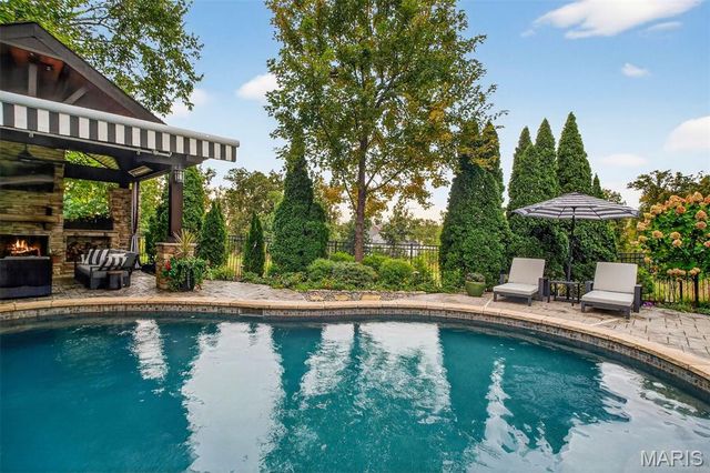 9225 Caddyshack Circle, Sunset Hills, MO 63127