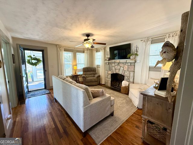 141 York Street, Clarkesville, GA 30523