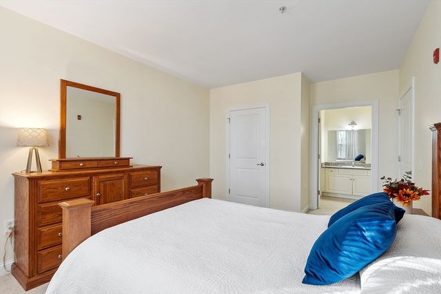 3 Harvest Dr 107, North Andover, MA 01845