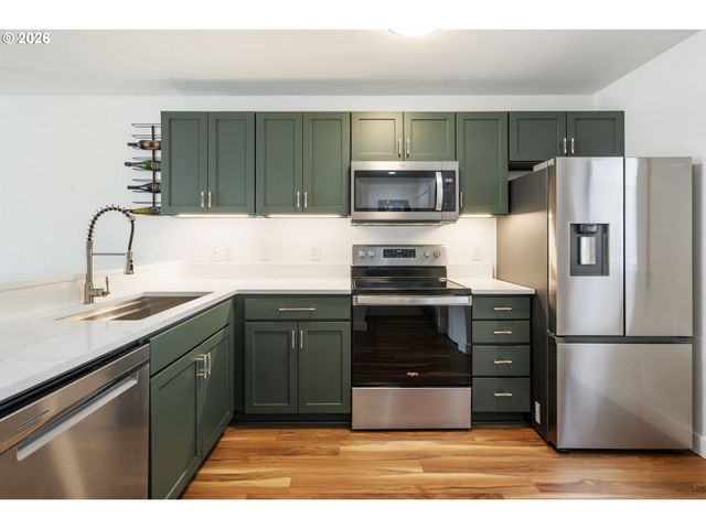 1040 Nw NAITO Pkwy, Portland, OR 97209