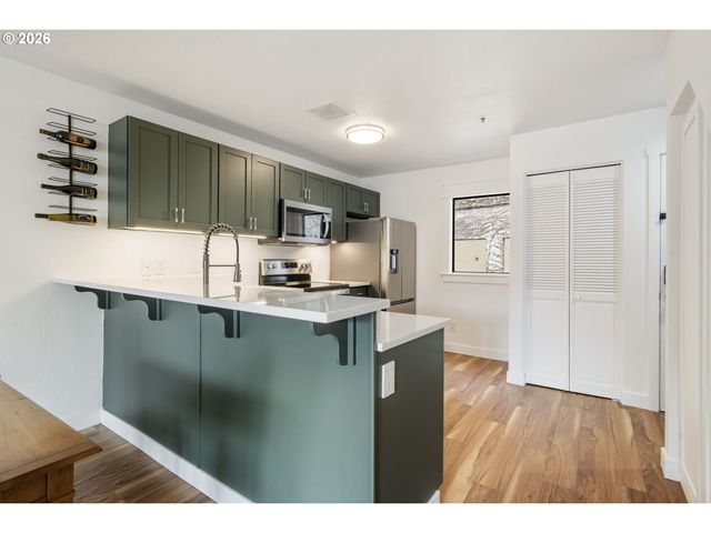 1040 Nw NAITO Pkwy, Portland, OR 97209