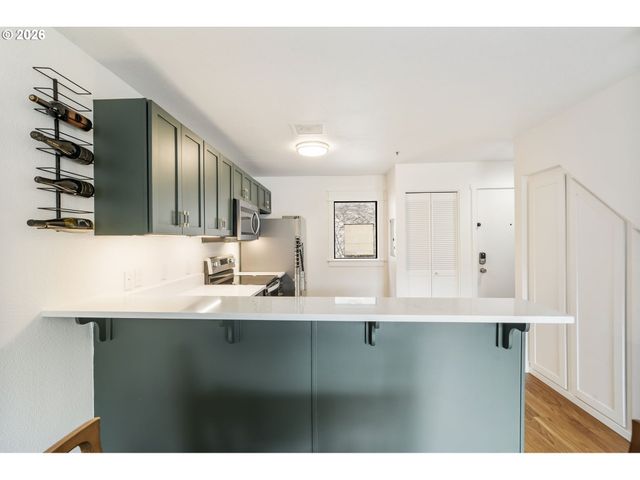 1040 Nw NAITO Pkwy, Portland, OR 97209