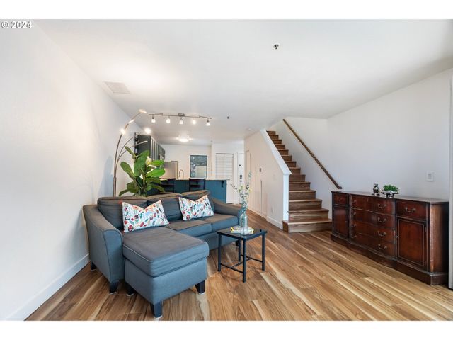 1040 Nw NAITO Pkwy, Portland, OR 97209