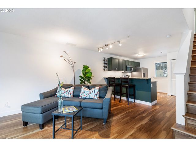 1040 Nw NAITO Pkwy, Portland, OR 97209