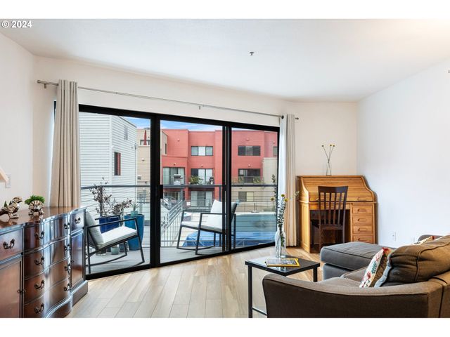 1040 Nw NAITO Pkwy, Portland, OR 97209