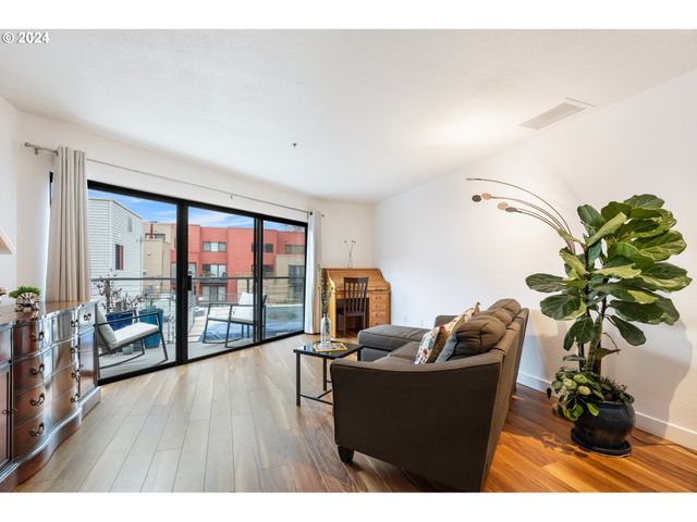 1040 Nw NAITO Pkwy, Portland, OR 97209