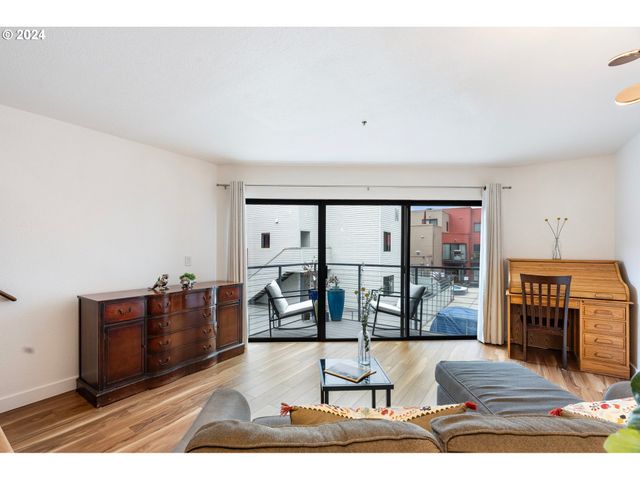 1040 Nw NAITO Pkwy, Portland, OR 97209