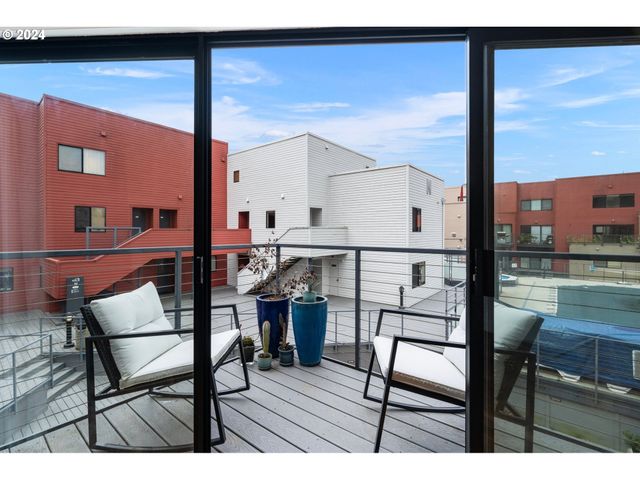 1040 Nw NAITO Pkwy, Portland, OR 97209