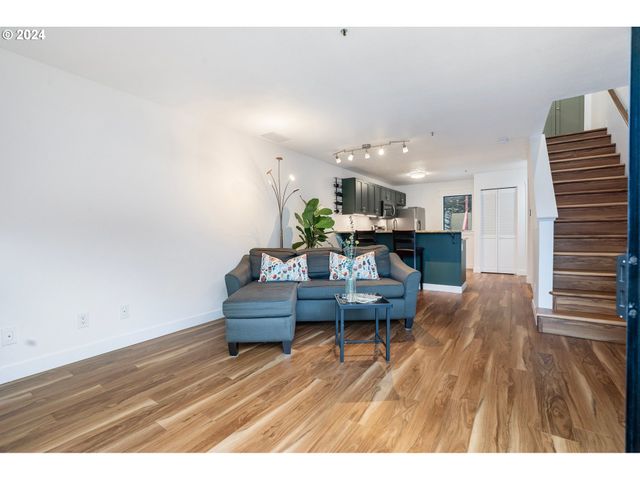 1040 Nw NAITO Pkwy, Portland, OR 97209