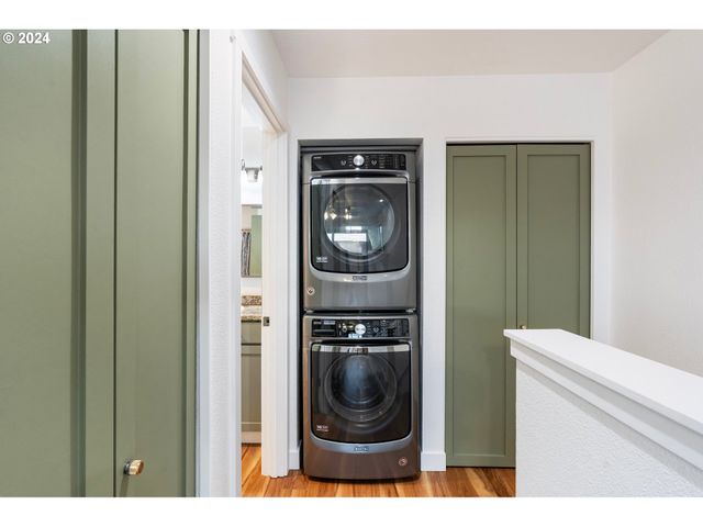 1040 Nw NAITO Pkwy, Portland, OR 97209