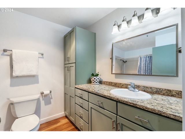 1040 Nw NAITO Pkwy, Portland, OR 97209