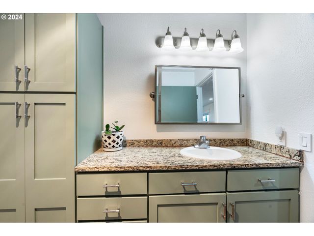 1040 Nw NAITO Pkwy, Portland, OR 97209