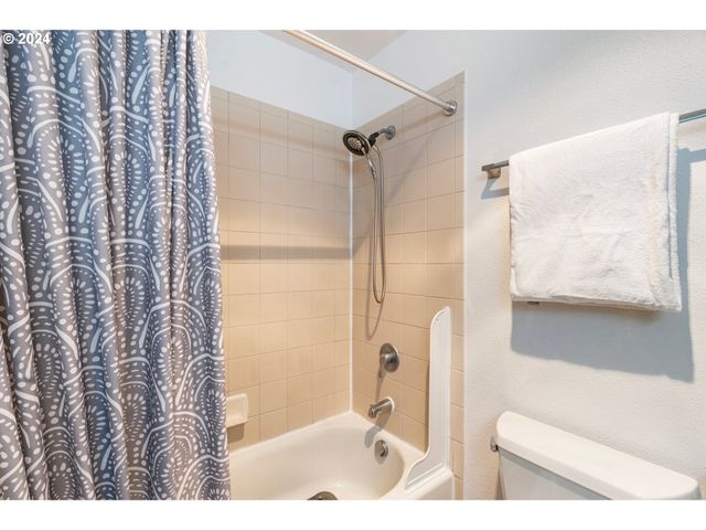 1040 Nw NAITO Pkwy, Portland, OR 97209