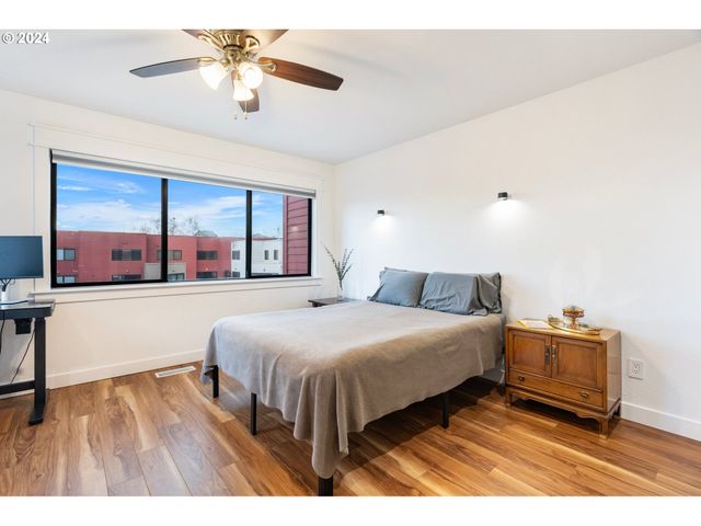 1040 Nw NAITO Pkwy, Portland, OR 97209