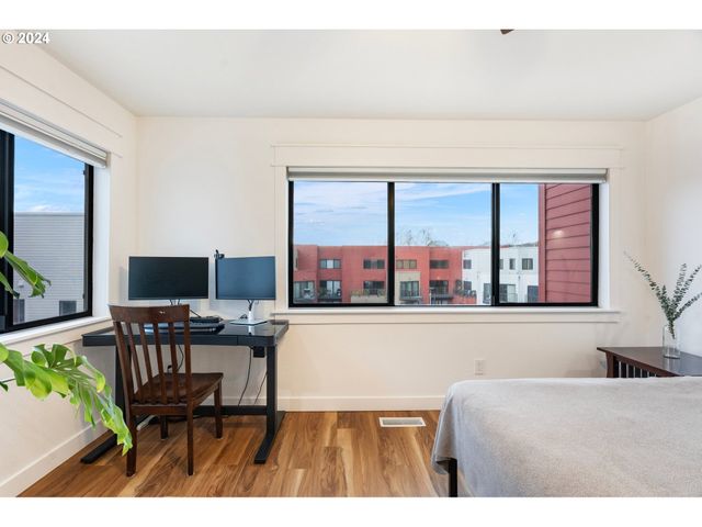 1040 Nw NAITO Pkwy, Portland, OR 97209