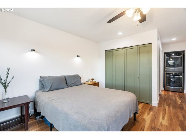 1040 Nw NAITO Pkwy, Portland, OR 97209