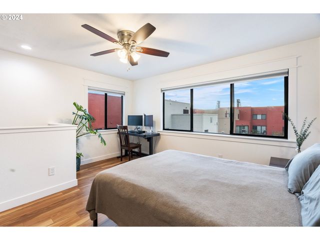 1040 Nw NAITO Pkwy, Portland, OR 97209