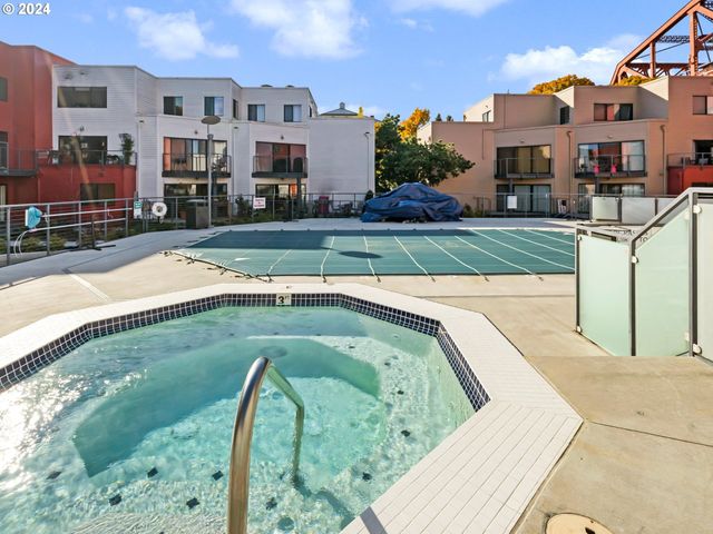 1040 Nw NAITO Pkwy, Portland, OR 97209