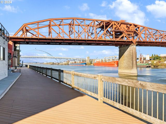 1040 Nw NAITO Pkwy, Portland, OR 97209