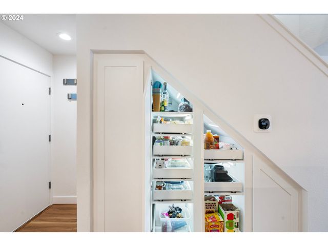 1040 Nw NAITO Pkwy, Portland, OR 97209