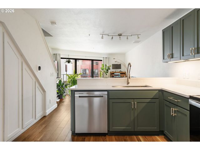 1040 Nw NAITO Pkwy, Portland, OR 97209