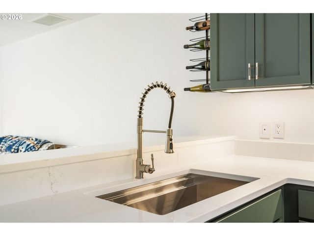 1040 Nw NAITO Pkwy, Portland, OR 97209