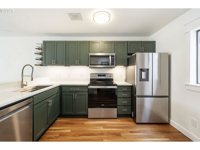 1040 Nw NAITO Pkwy, Portland, OR 97209