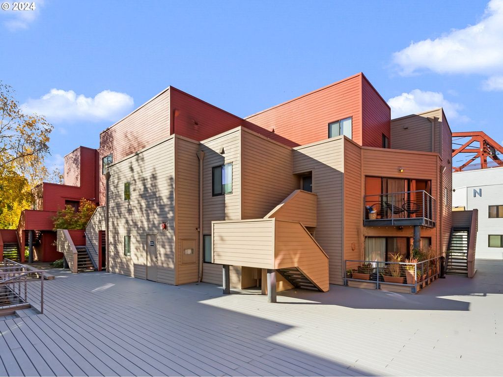 1040 Nw NAITO Pkwy, Portland, OR 97209