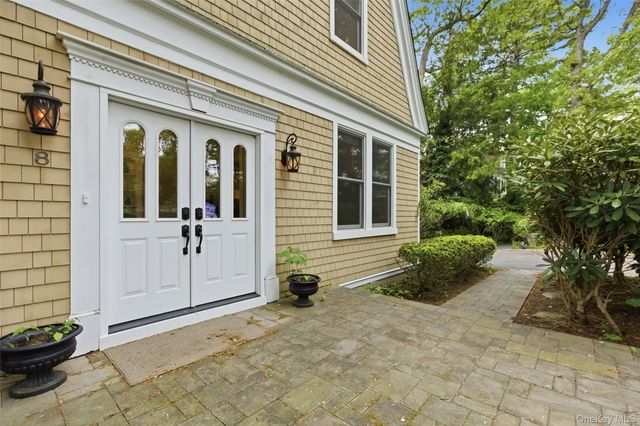 8 Wells Lane, Stony Brook, NY 11790