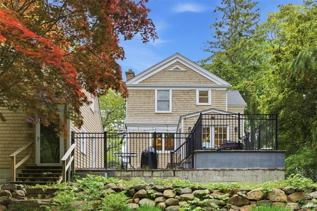 8 Wells Lane, Stony Brook, NY 11790