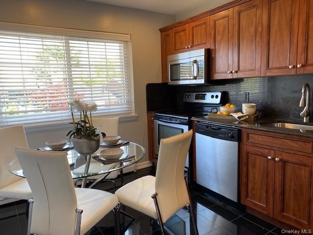 73 Claire Court 73, West Babylon, NY 11704