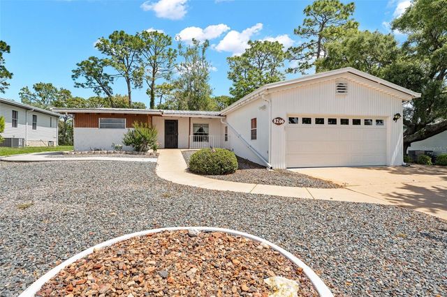 8206 COUNTRY CLUB DRIVE, Brooksville, FL 34613