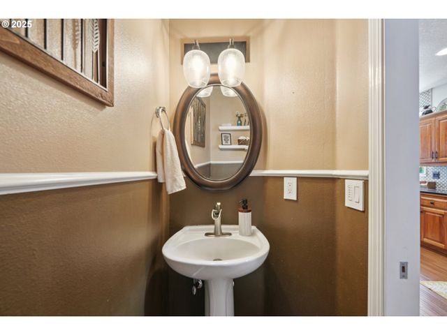 968 EISENHOWER Dr Nw, Salem, OR 97304