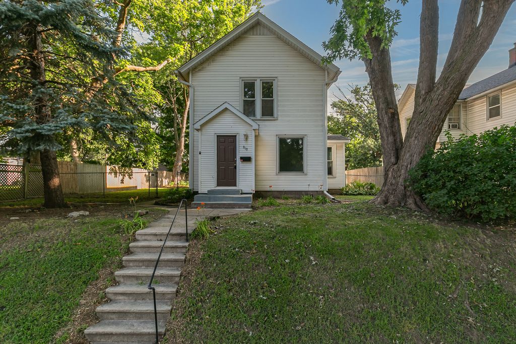 810 W 14th Street, Davenport, IA 52804